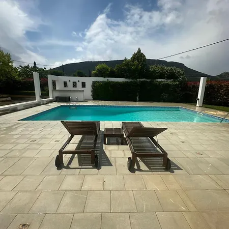 Coastal Pool Hideaway Casa de Férias